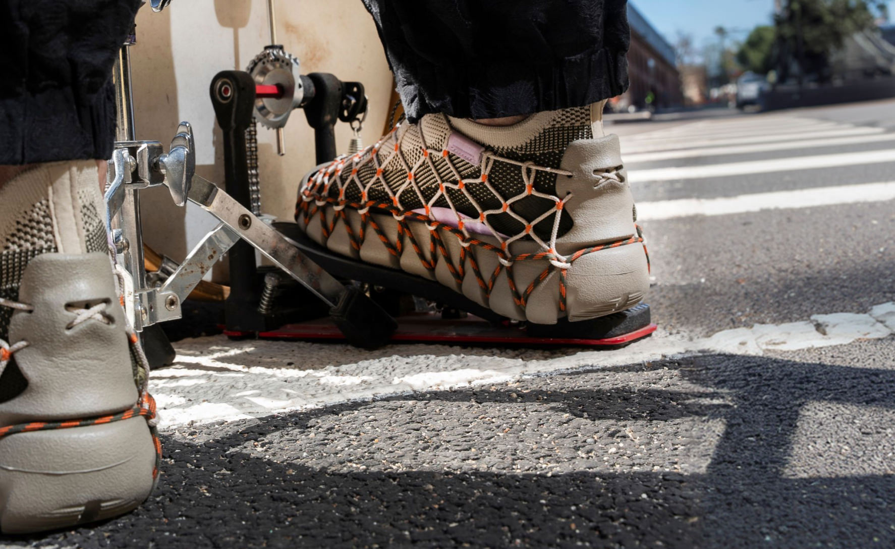 Men's UNEEK 360 Henrik Vibskov Sneaker | Brindle/Scarlet Ibis - Image 6